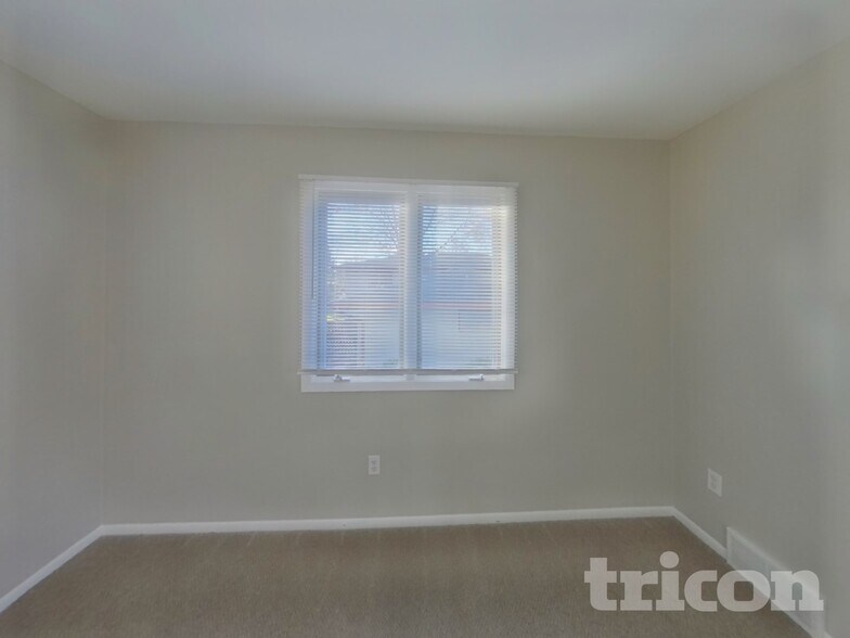 Building Photo - 931 Market St S