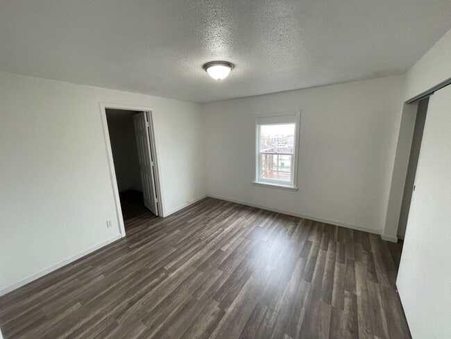 Building Photo - 421 N 7th St