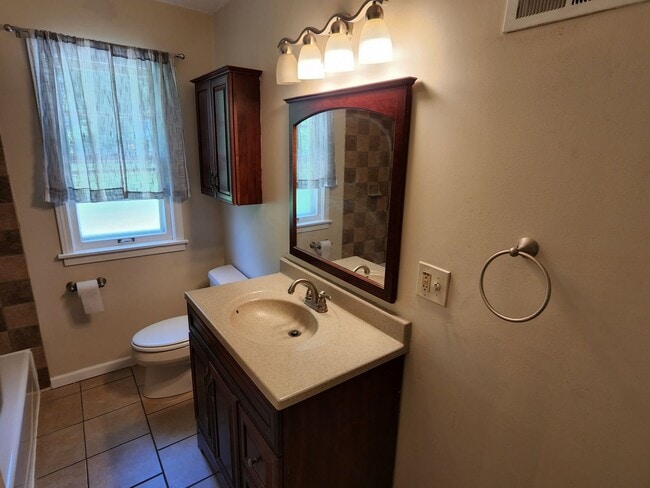Building Photo - 3 bedroom Tosa ranch