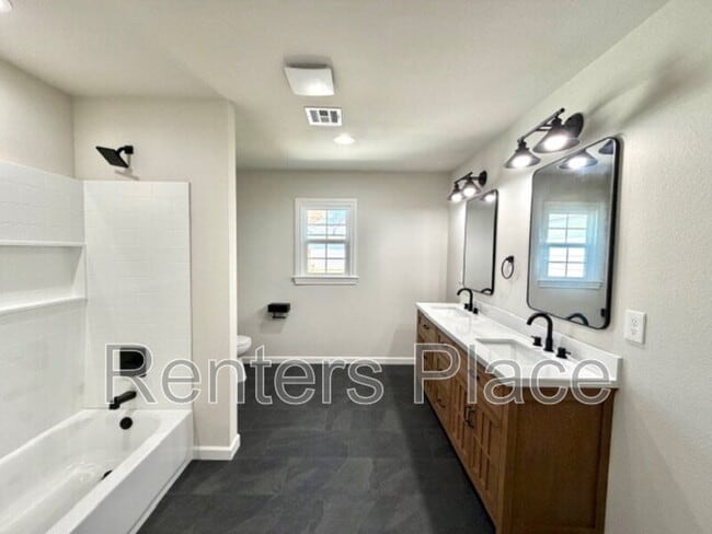 Building Photo - 543 N Ridgeway St