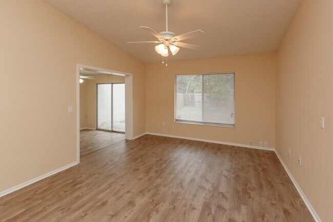 Building Photo - Great location!