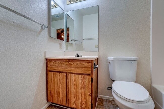 Building Photo - Condo in Montana Villas!