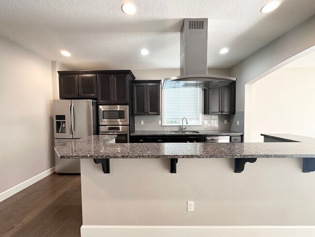 Building Photo - Stunning Modern 5 Bed 3 Bath Home in North...