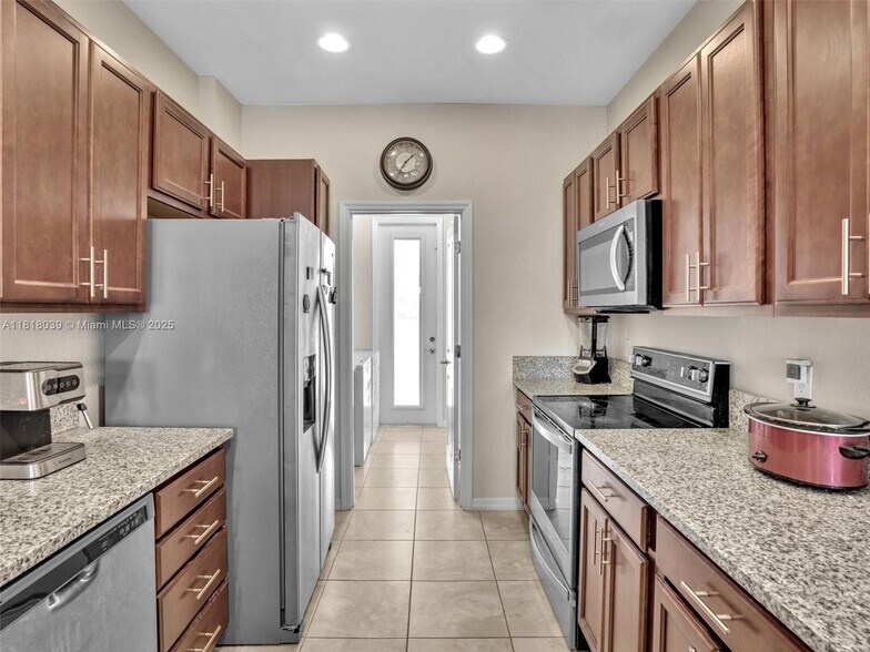 Building Photo - 3976 Poinciana Ln