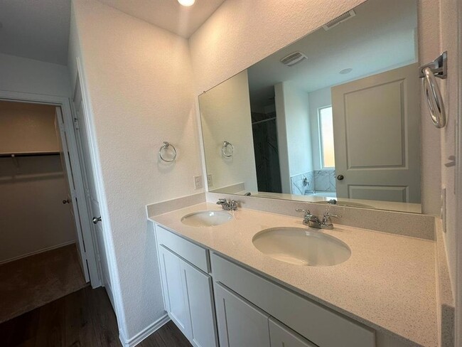 Building Photo - 121 Seminole Dr