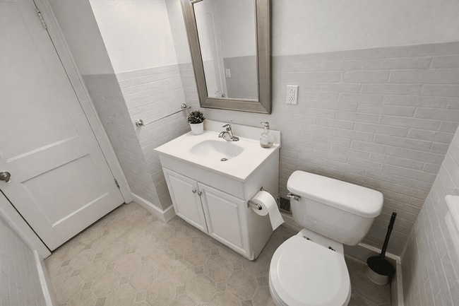 Building Photo - 532 E Greenlawn Ave