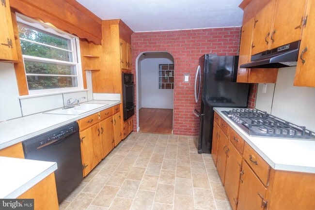 Building Photo - 203 Girard Rd N