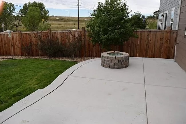 Building Photo - Spacious 3 Bedroom 2.5 Bathroom Home in Me...