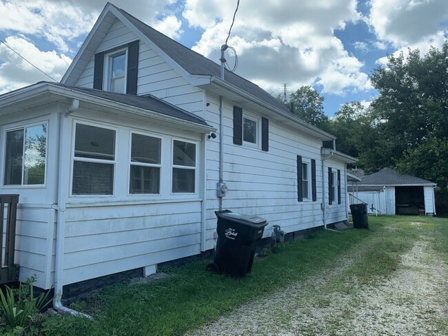 Building Photo - Cute 2 Bedroom Home