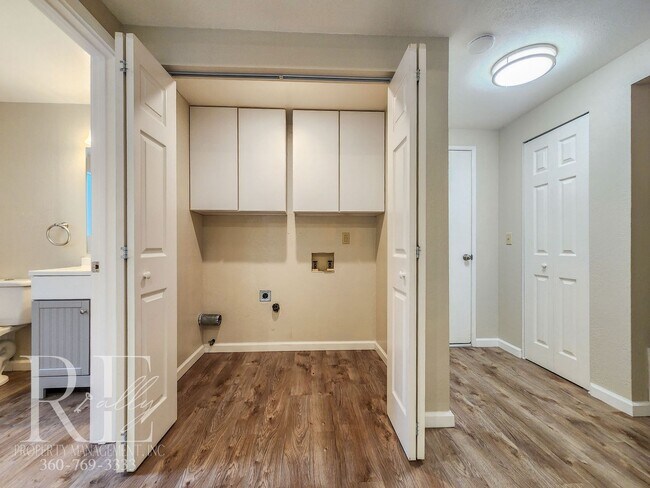 Building Photo - Spacious Tri-Level in East Bremerton | Cor...