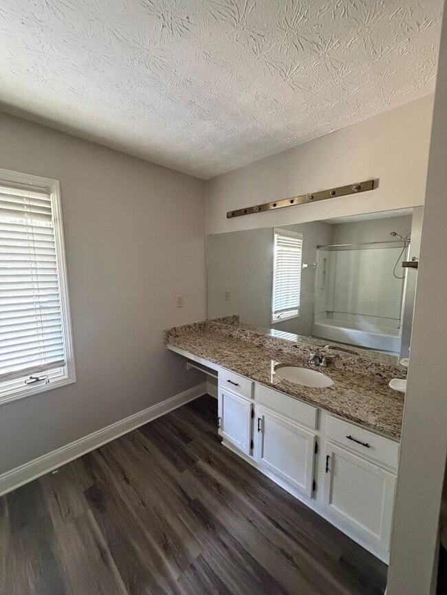 Building Photo - Cozy 3 bedroom 2 bath ranch duplex!