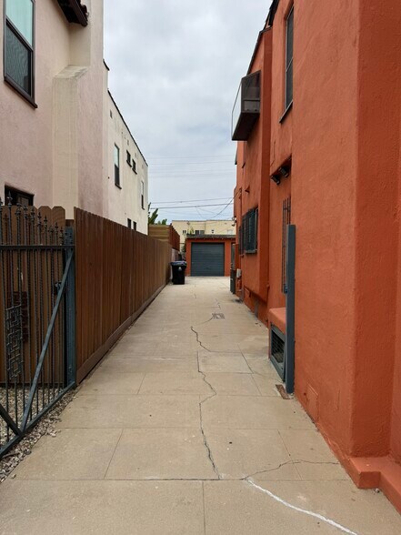 Building Photo - 1137 Meadowbrook Ave