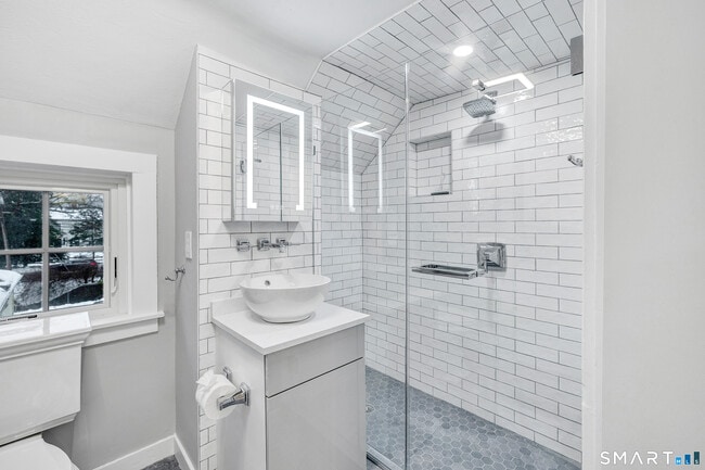 Building Photo - 315 Main St