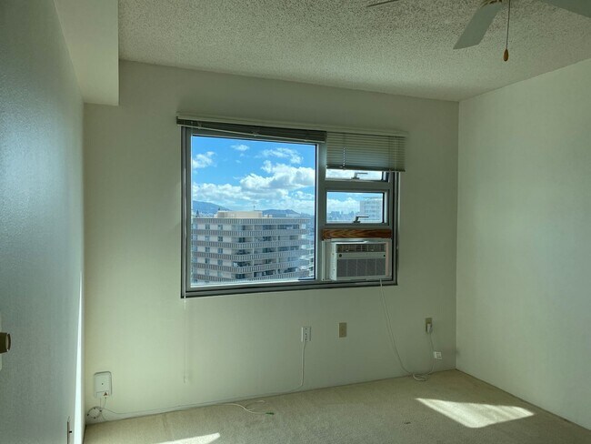 Building Photo - 3009 Ala Makahala Pl