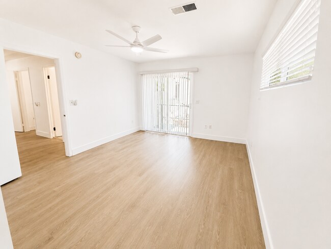 Building Photo - 917 N Mariposa St