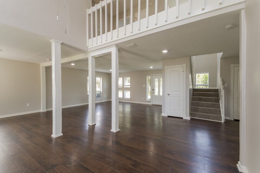 Building Photo - 701 Tanglewood Dr