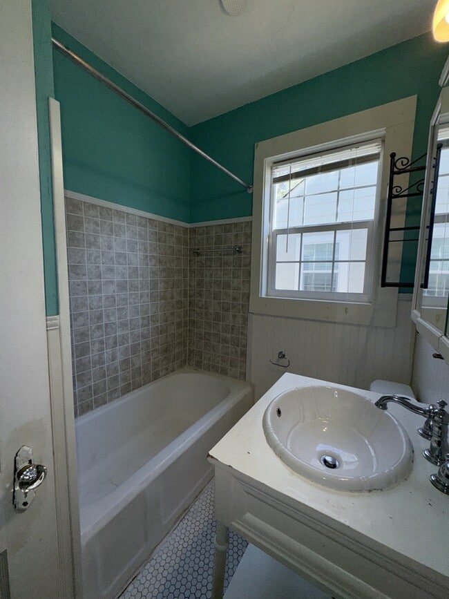 Building Photo - 302 Decelle St