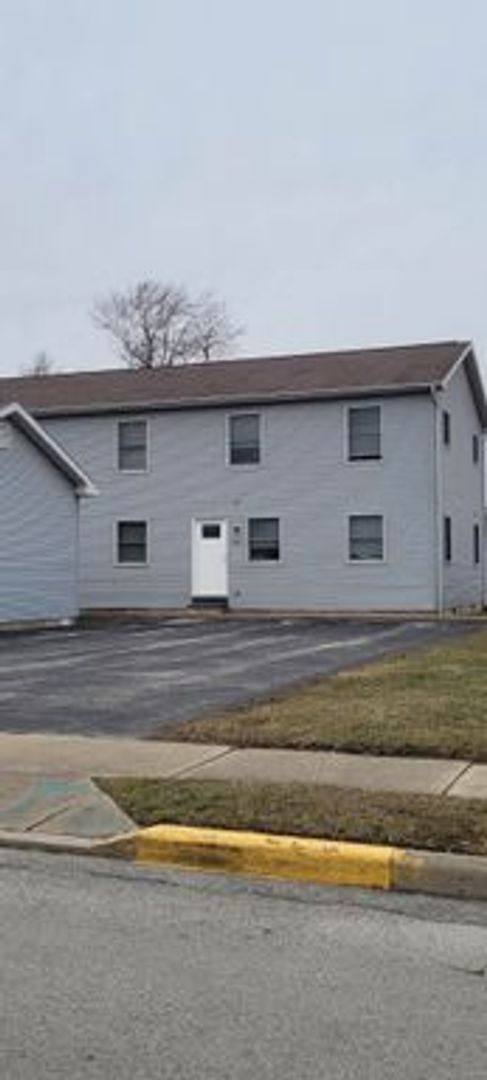 Primary Photo - Three Bedroom One Bath Townhouse Near BGSU