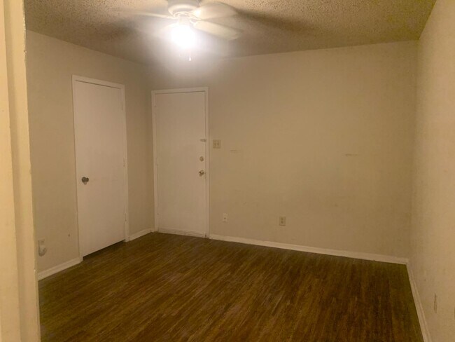 Building Photo - 420 Oakwood Ln