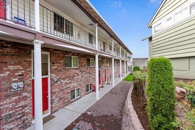 Building Photo - this is a must see large 2 bed 1bath. Clos...