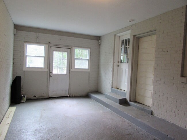 Building Photo - Cute Renovated 3 Bed/1 Bath Home - Large Y...