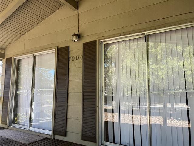 Building Photo - 1000 Holiday Dr