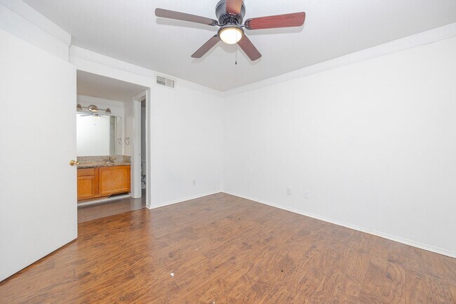 Building Photo - 18333 Roehampton Dr
