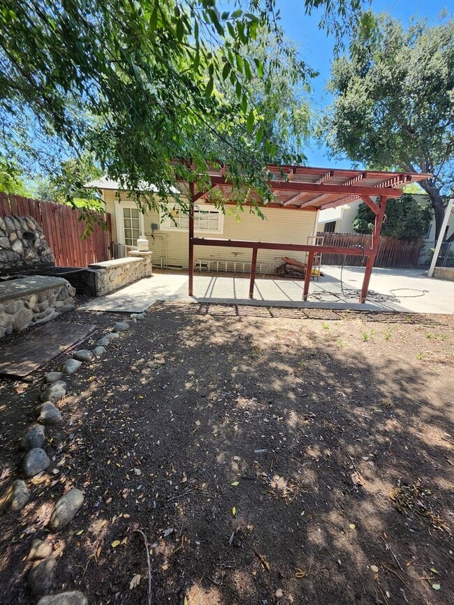Building Photo - Charming Colonial-Style 2-Bedroom Home in ...