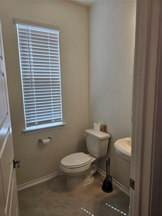 Building Photo - 210 Summit Dr