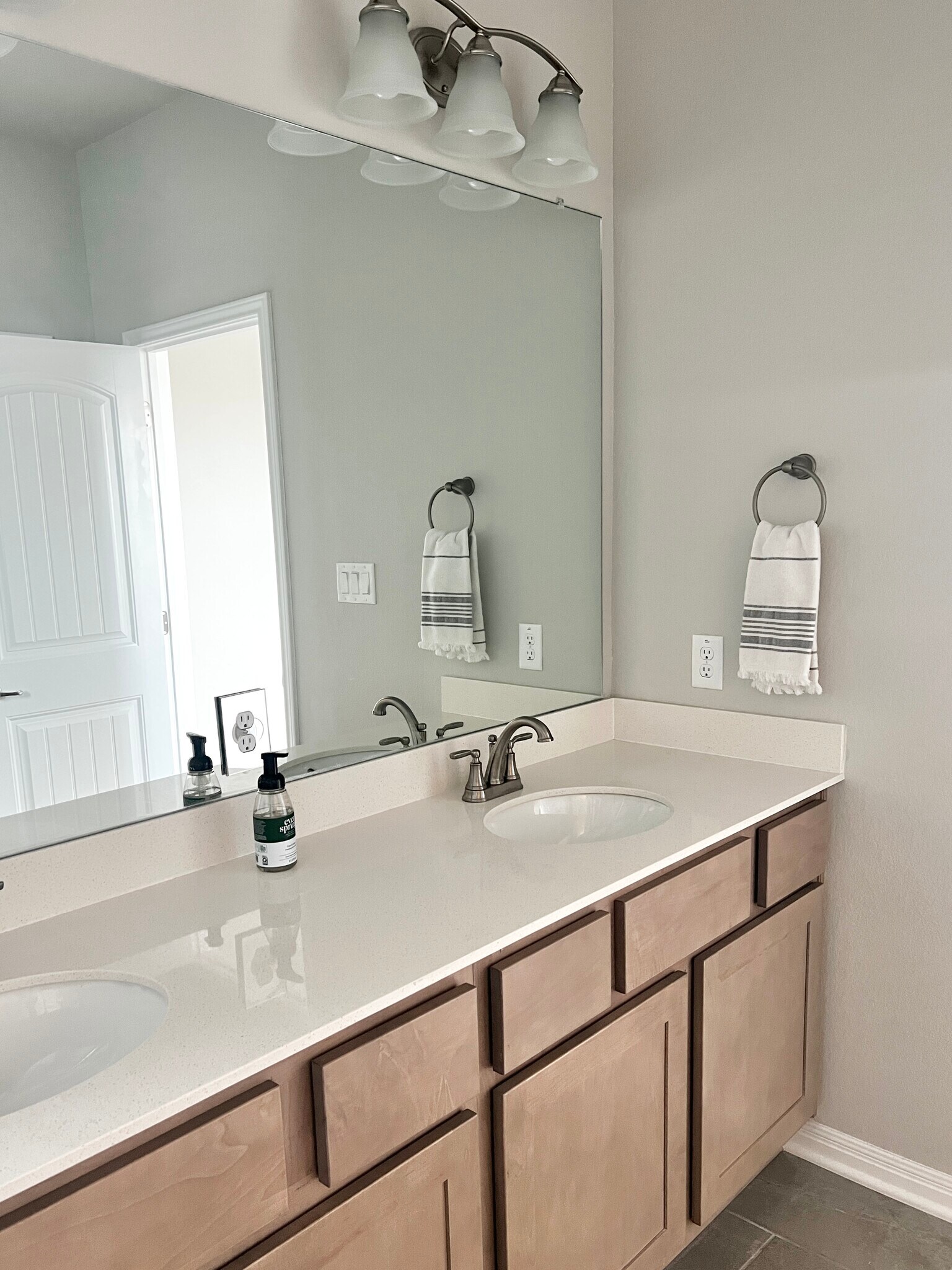 Primary Bath - 1025 Harwell Loop