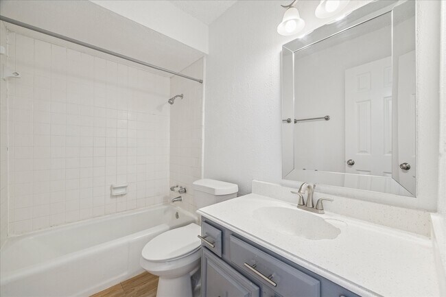 Building Photo - 2223 Par Ln