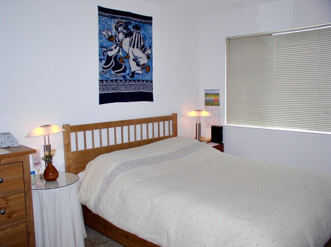 Building Photo - 39078 Guardino Dr