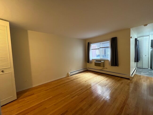 Building Photo - 736 W Buena Ave