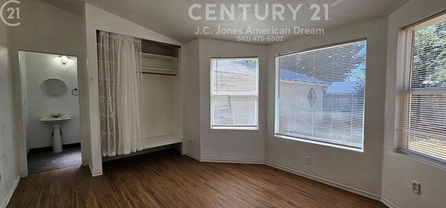 Building Photo - Minutes to Downtown Grants Pass