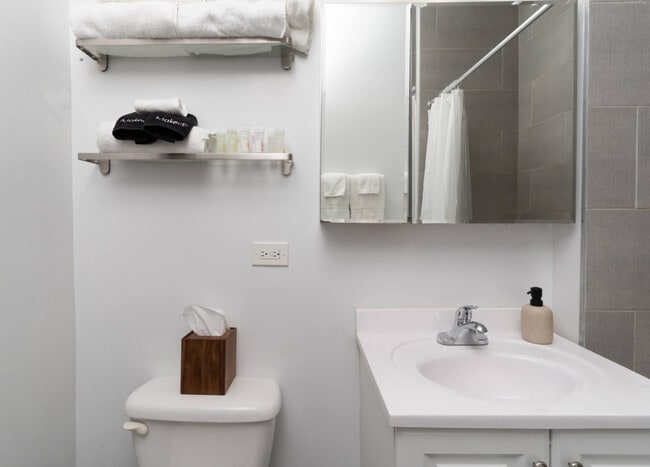 Building Photo - 906 N Damen Ave