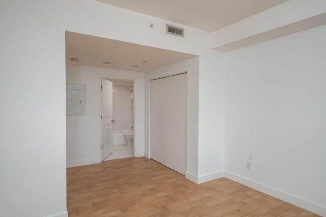 Building Photo - 2475 Brickell Ave