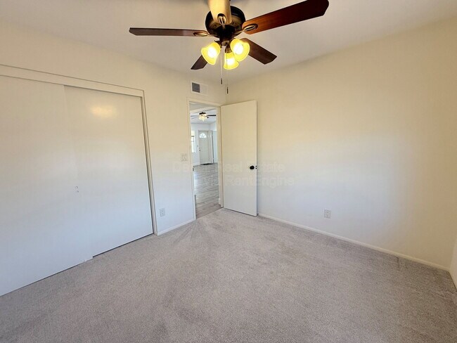 Building Photo - 4536 E Cheyenne Dr