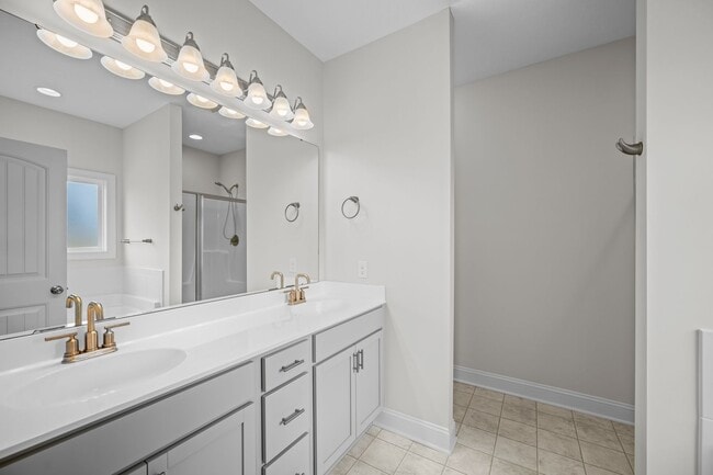 Building Photo - 505 E Black Water Ln