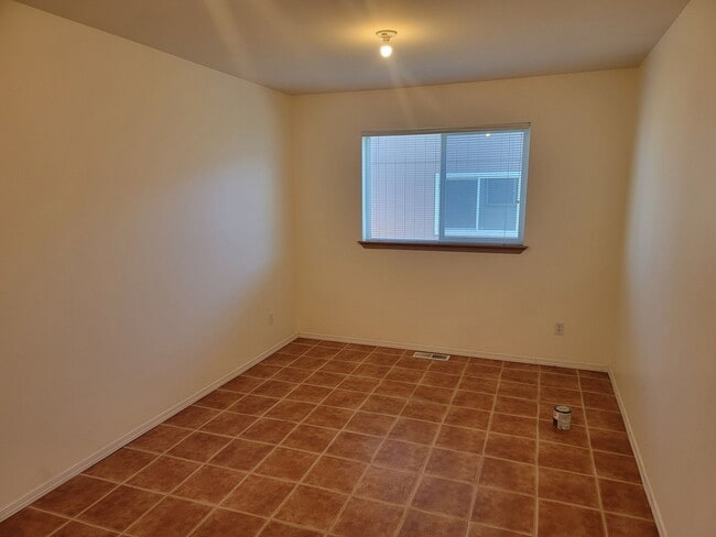 Building Photo - 3 Bedroom Home North End Of Northwood - Gr...