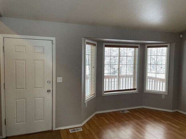 Building Photo - APPLY NOW, AND GET A $900 DISCOUNT ON YOUR...