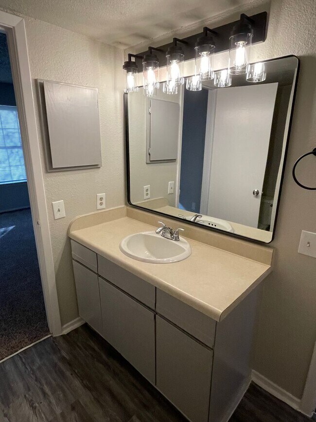 Building Photo - 2 BEDROOM CONDO BY UNT