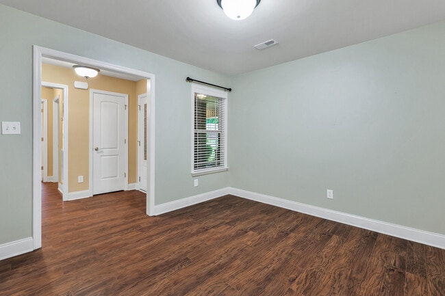 Building Photo - 128 Willow Tree Dr