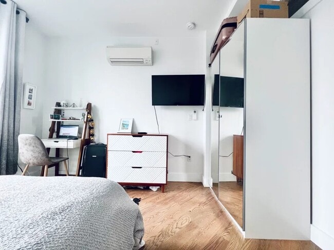 Building Photo - Furnished room/NOT APARTMENT