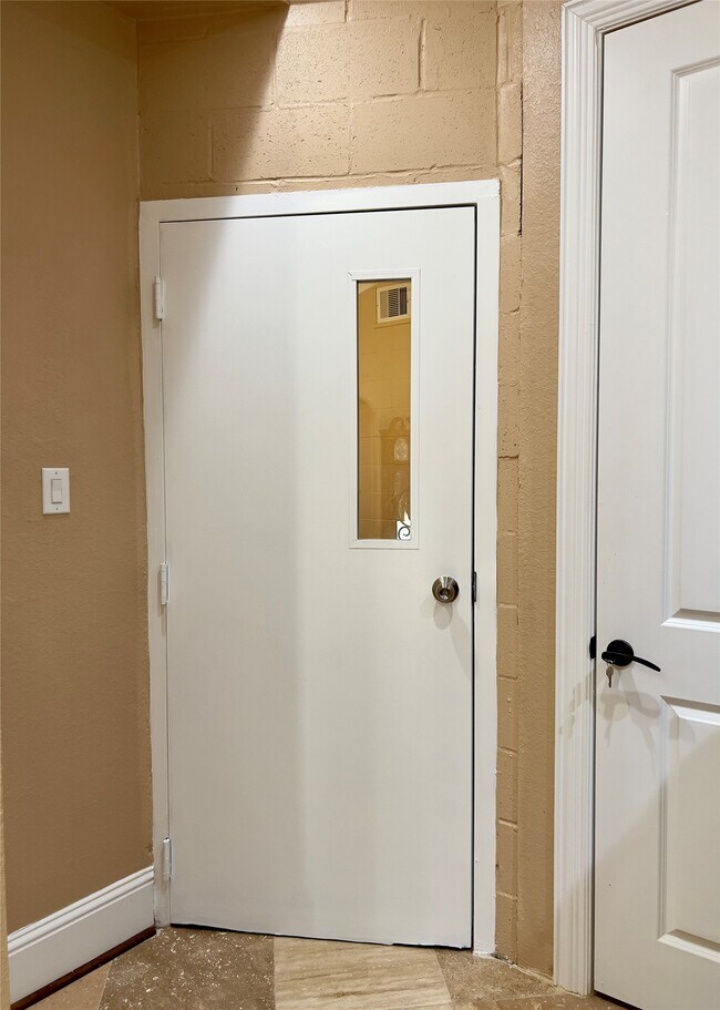 Building Photo - 2011 Crescent Dr