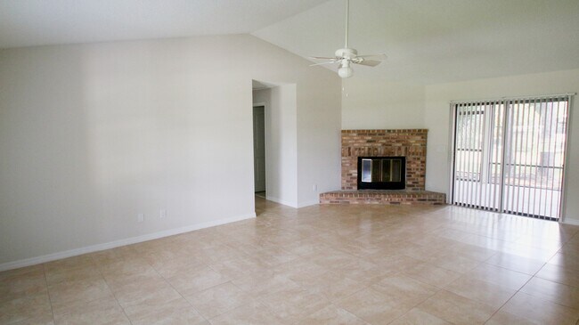 Building Photo - Spacious 3BR/2BA Home | Large Yard | Lawn Care Included | Prime Port St. Lucie Location