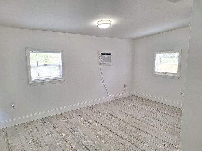 Building Photo - 1BR 1BA - NSB