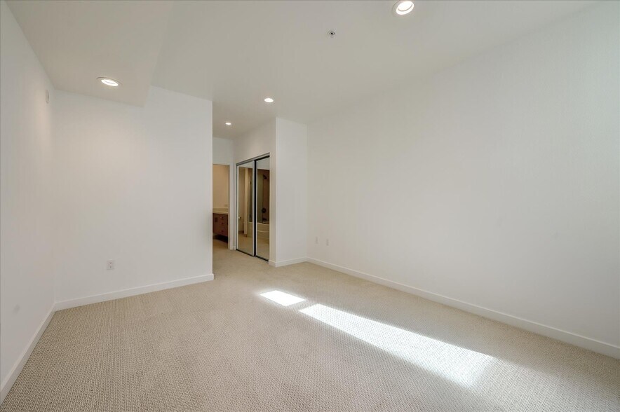 Building Photo - 2655 Bush St