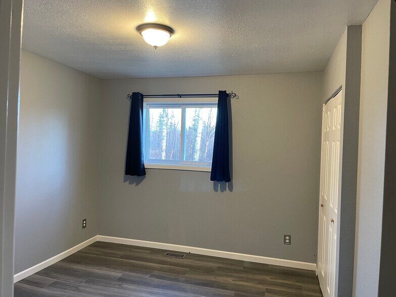 Building Photo - 5465 E Porcupine Ave