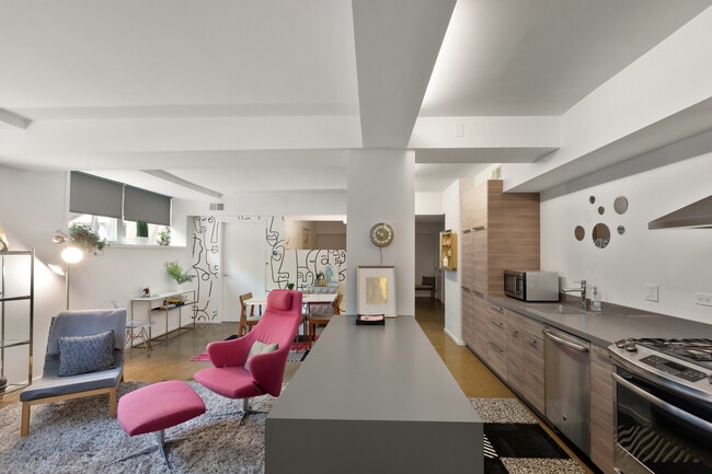 Building Photo - 1019 N Wolcott Ave