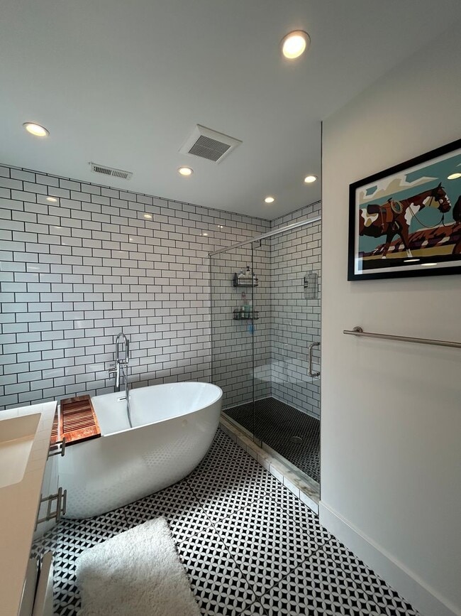 Building Photo - Modern 3 Bed 3 Bath Highlands Home